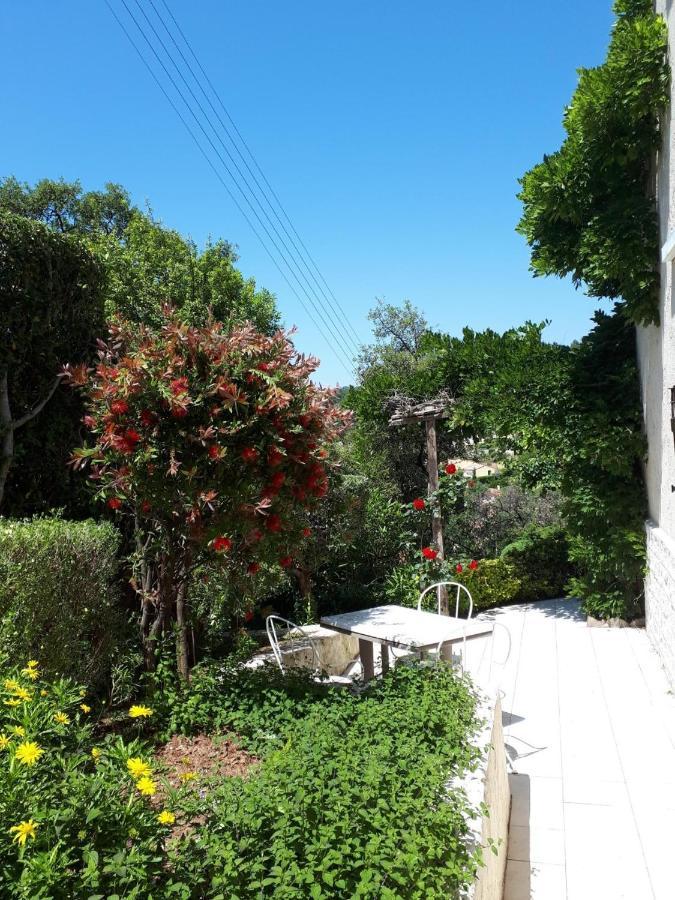 Dans En Rez De Jardin Hyeres