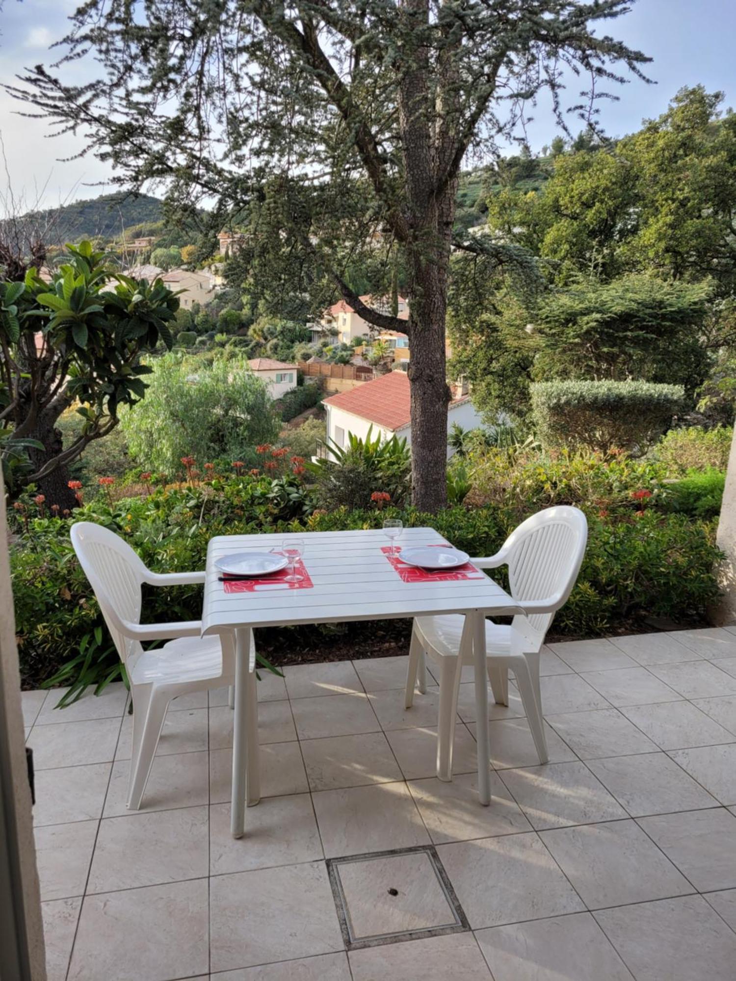 Dans En Rez De Jardin Apartment